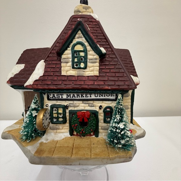 Christmas Valley 1991 East Market Union Lighted Village House w/ Wreath & Clock - Picture 10 of 14
